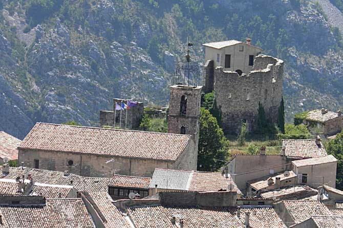 stary zamek w środku miasta z dachami w obiekcie Superbe duplex vue montagne. w mieście Gréolières