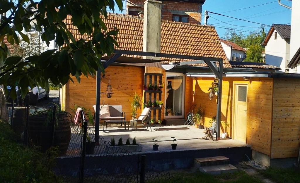 Budova, v ktorej sa dovolenkový dom nachádza