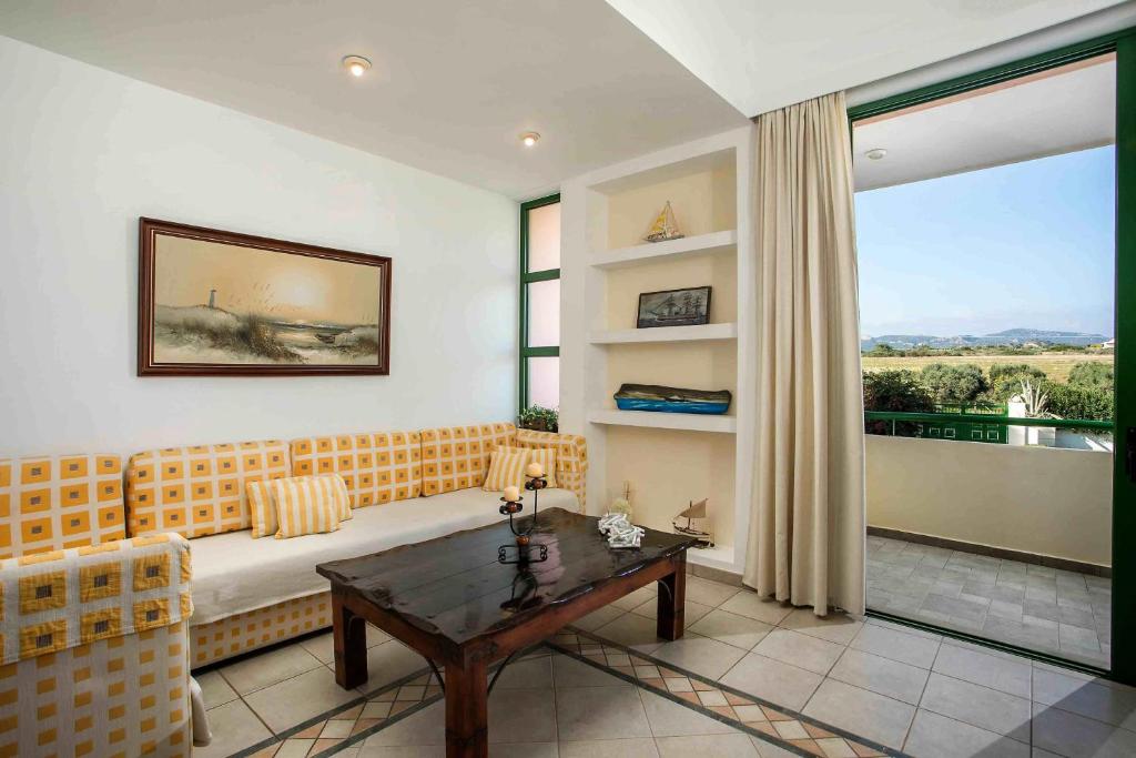 A seating area at Beachfront Villa SeaShell Superior