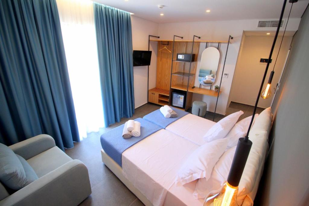 Postel nebo postele na pokoji v ubytování Blue Eye Hotel