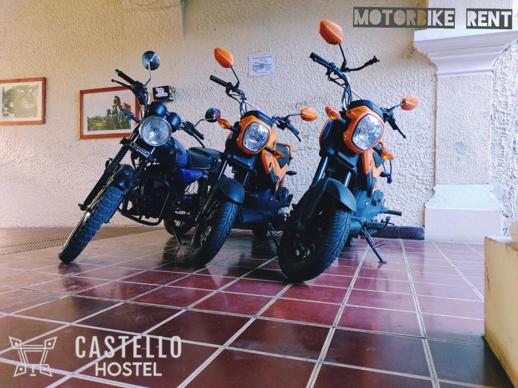 dwa motocykle zaparkowane obok siebie w pokoju w obiekcie Ricks hostel Santa Ana w mieście Santa Ana