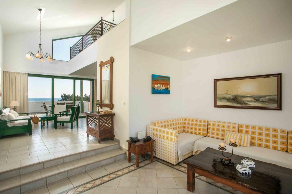 A seating area at Beachfront Villa SeaShell Superior