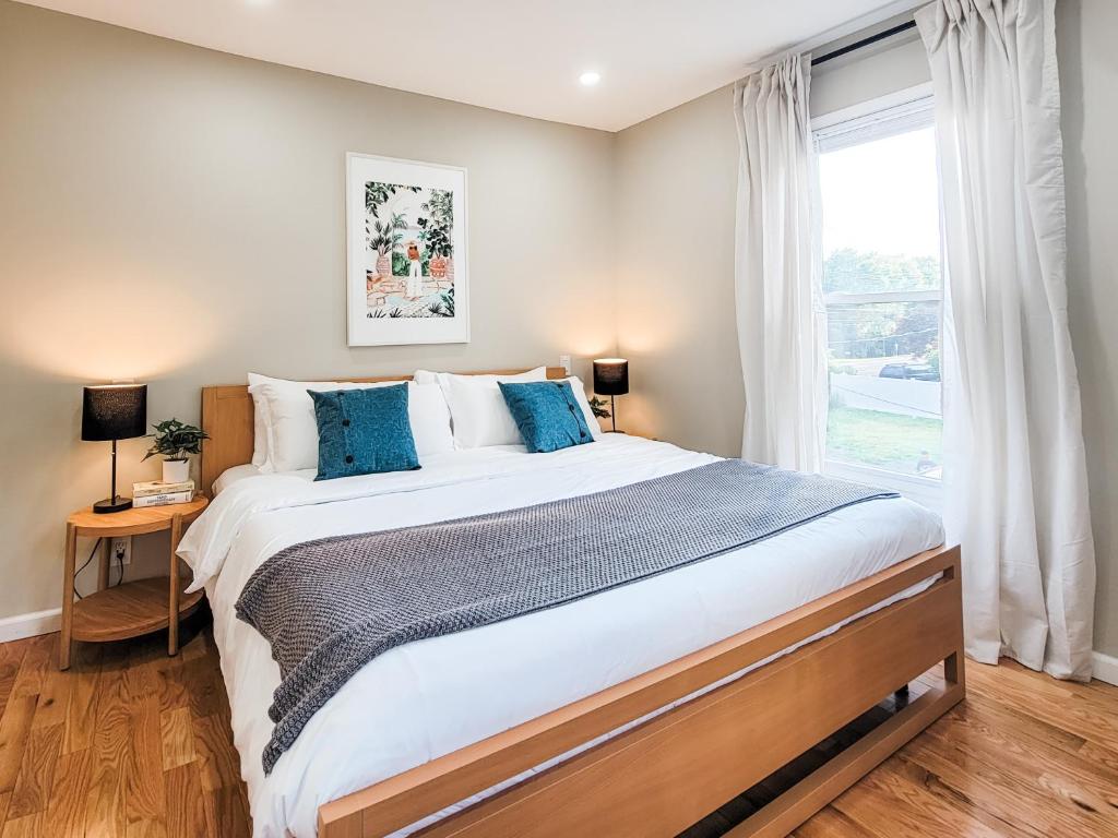 um quarto com uma cama grande e uma janela em Chateau Lodge - Ski Shandaken, Hunter, Catskills, Windham, Belleayre em Shandaken