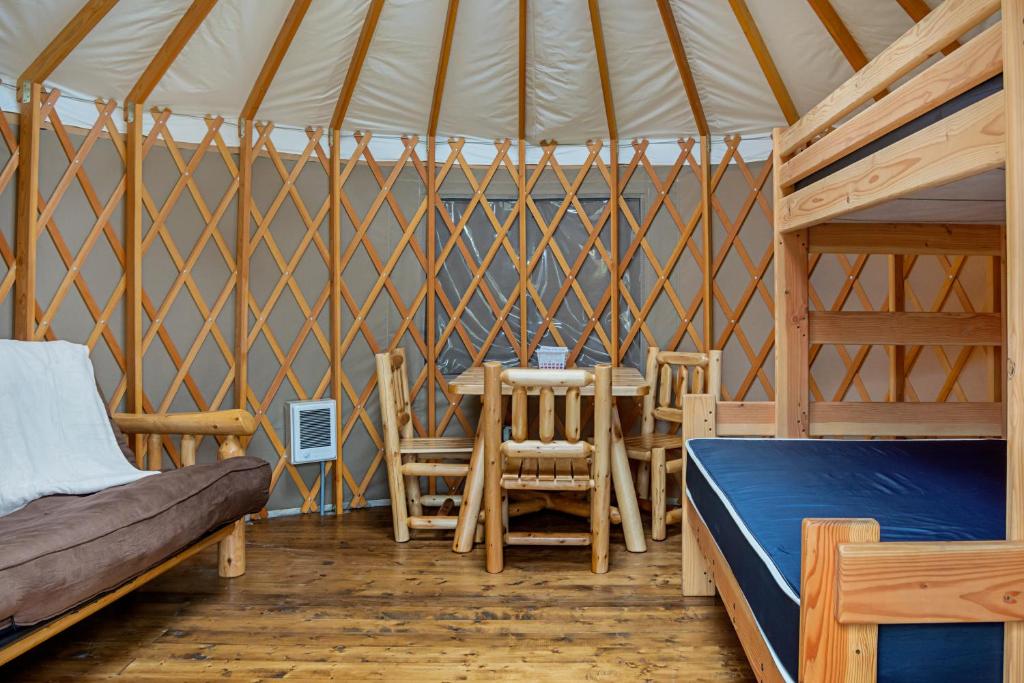 Posezení v ubytování Long beach Camping Resort Yurt 9