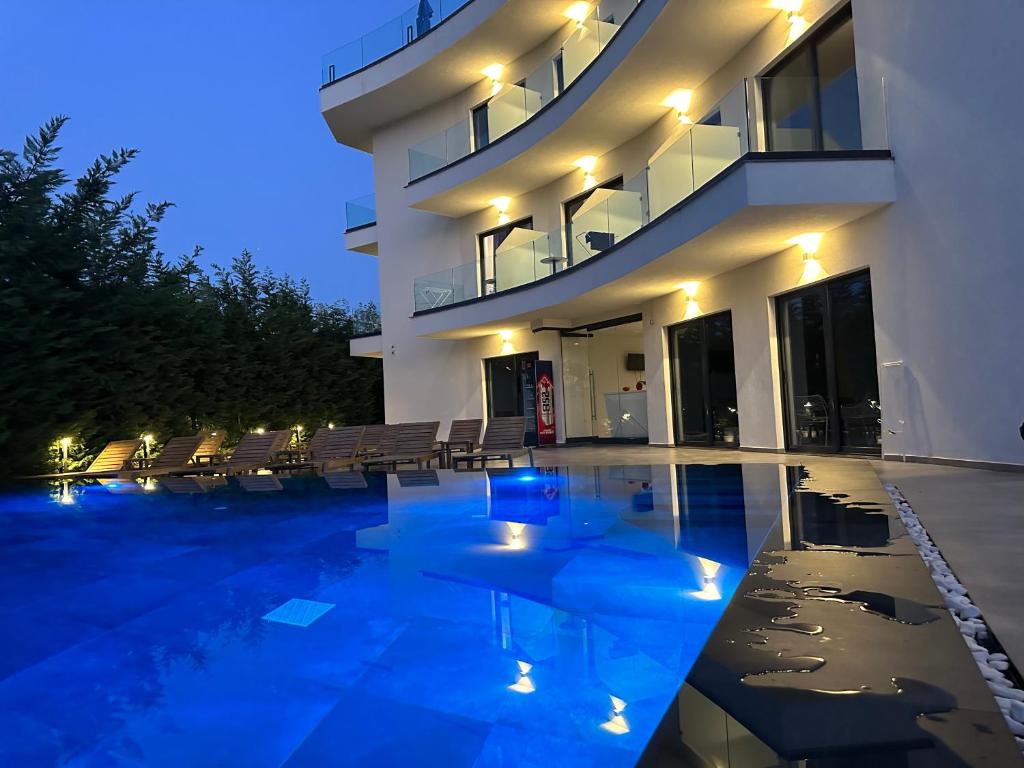 Bazén v ubytování Blue Eye Hotel nebo v jeho okolí