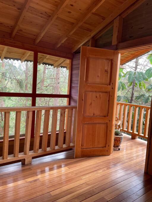 Balkón nebo terasa v ubytování Beehouse Arví Cabaña