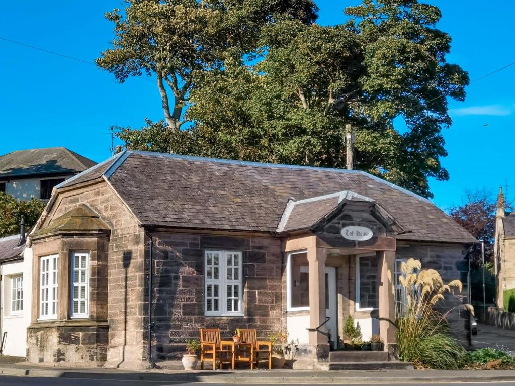 an old stone building on the corner of a street at Toll House in Berwick-Upon-Tweed