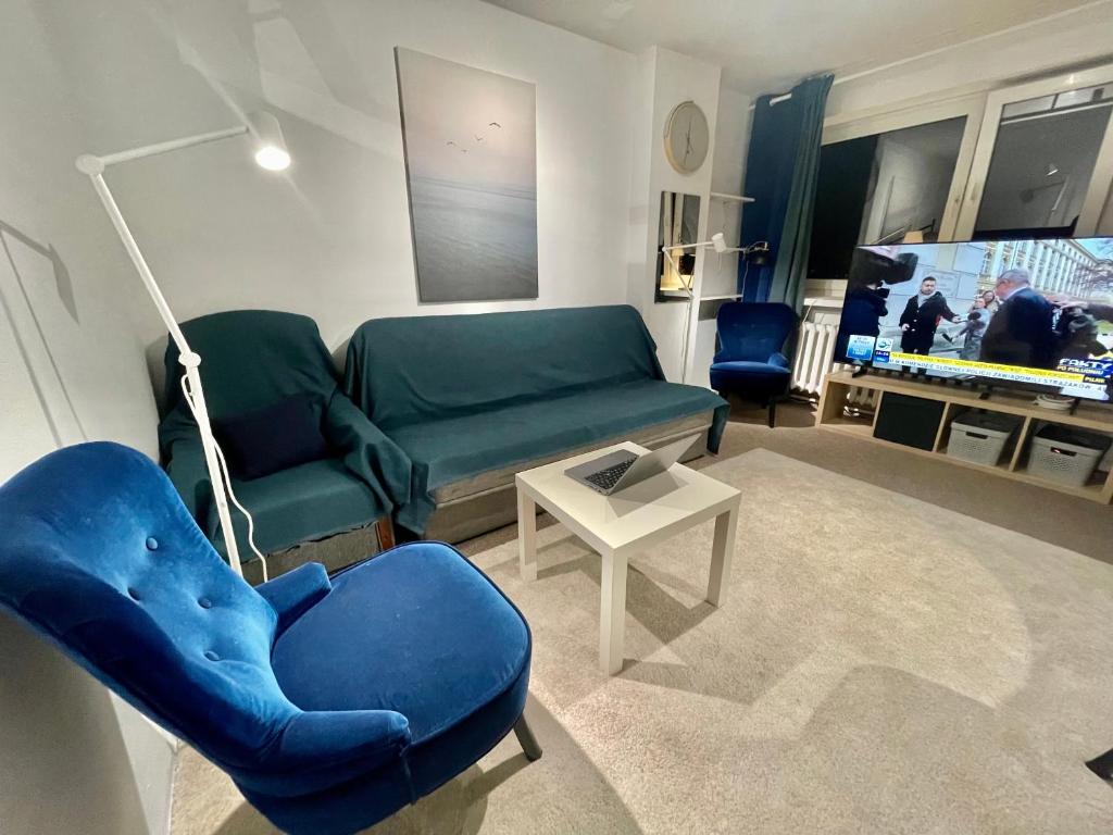 Televízia a/alebo spoločenská miestnosť v ubytovaní BLUE 3 metro WiFi 1 Gbs 75'TV Netflix Disney HBO Max AppleTV Amazon