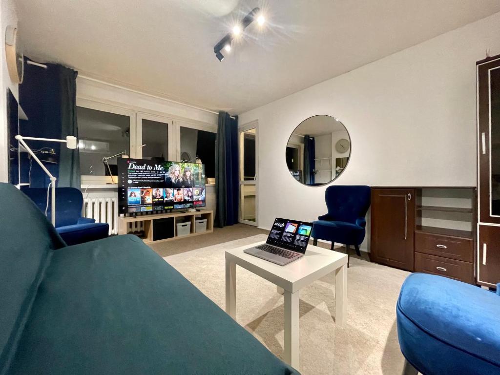 Kuchyňa alebo kuchynka v ubytovaní BLUE 3 metro WiFi 1 Gbs 75'TV Netflix Disney HBO Max AppleTV Amazon