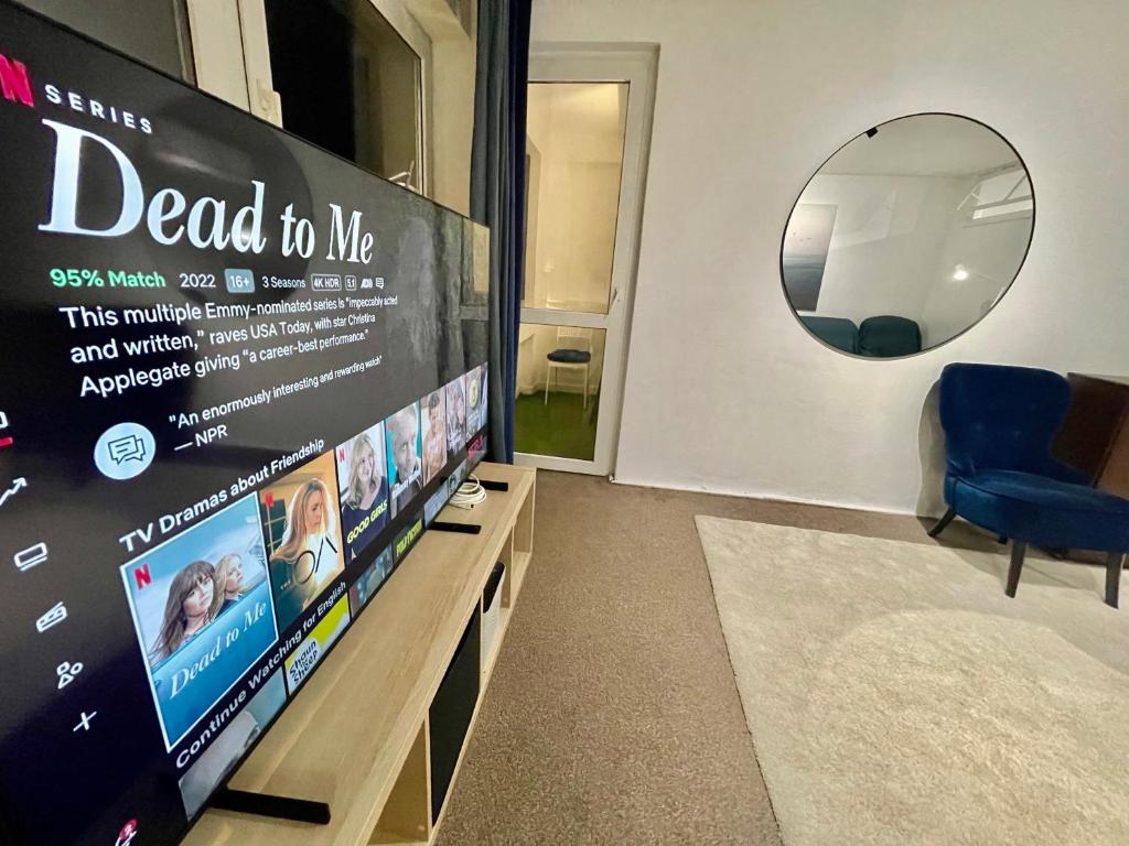 Televízia a/alebo spoločenská miestnosť v ubytovaní BLUE 3 metro WiFi 1 Gbs 75'TV Netflix Disney HBO Max AppleTV Amazon