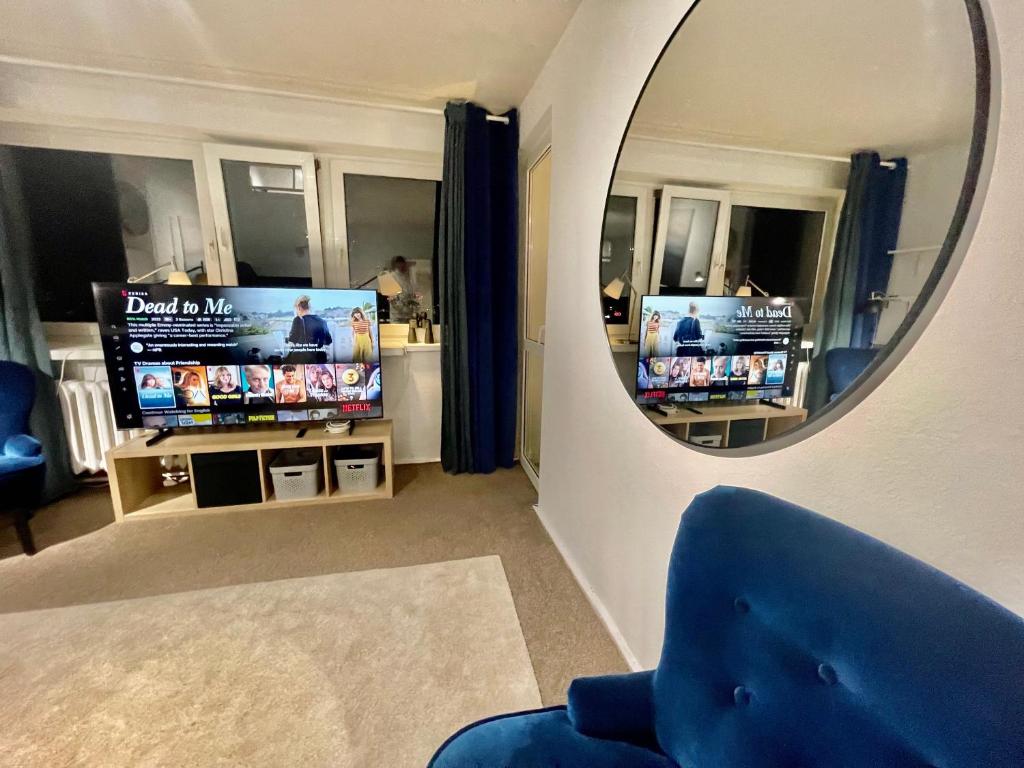 Televízia a/alebo spoločenská miestnosť v ubytovaní BLUE 3 metro WiFi 1 Gbs 75'TV Netflix Disney HBO Max AppleTV Amazon