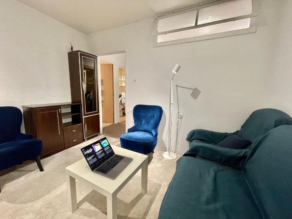 Posedenie v ubytovaní BLUE 3 metro WiFi 1 Gbs 75'TV Netflix Disney HBO Max AppleTV Amazon