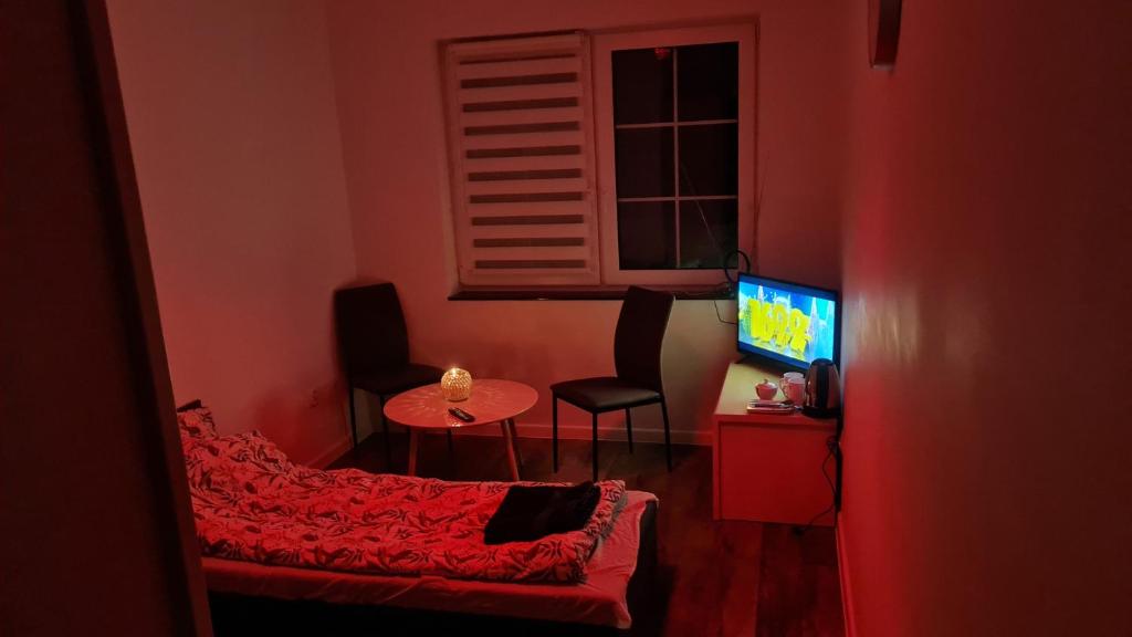 Televízia a/alebo spoločenská miestnosť v ubytovaní RMF Naworol 2