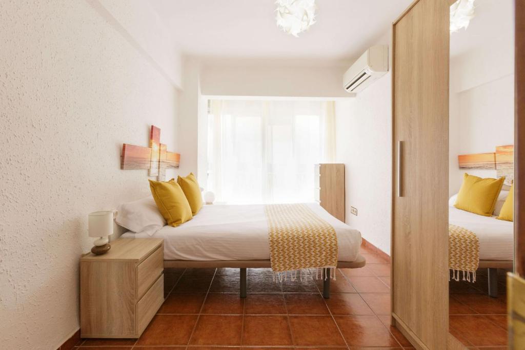 マラガにあるLuchana Apartmentのベッドルーム1室(ベッド2台、窓付)
