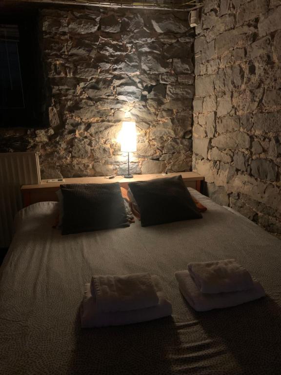 een slaapkamer met een bed met twee handdoeken erop bij Dailly studio in Dailly