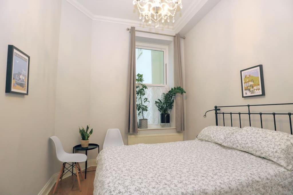 Un pat sau paturi într-o cameră la Seagulls Nest- stylish 1 bed seafront apartment