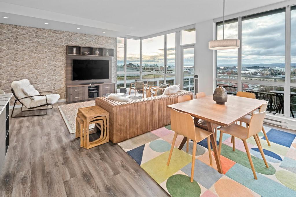 uma sala de estar com um sofá e uma mesa em Corazon Luxury Suite by IRIS PROPERTIES! em Victoria