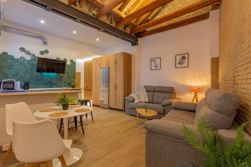 a living room with a couch and a table at Apartamento Cetti Meriem in Granada