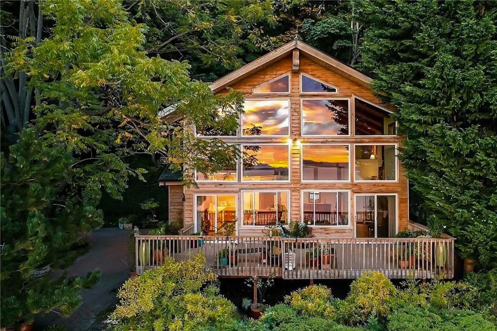 eine Blockhütte im Wald mit einem großen Fenster in der Unterkunft Pacific Dream in Seattle