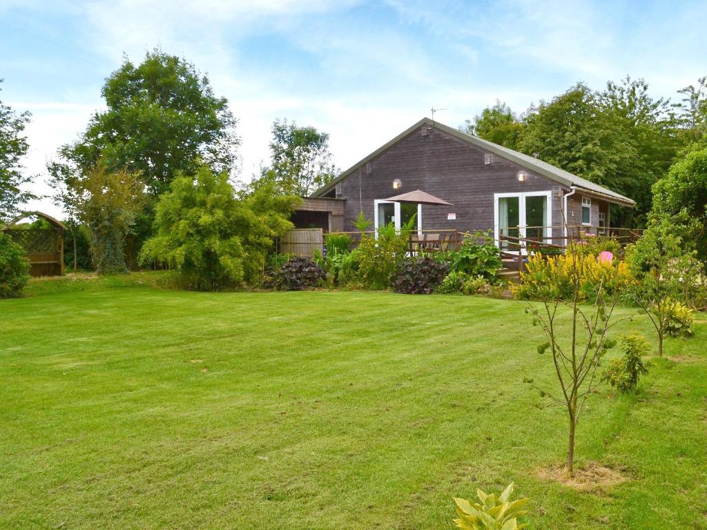 Wainfleet All SaintsにあるHidden Garden Cottage - E5543の緑の芝生のある広い庭のある家