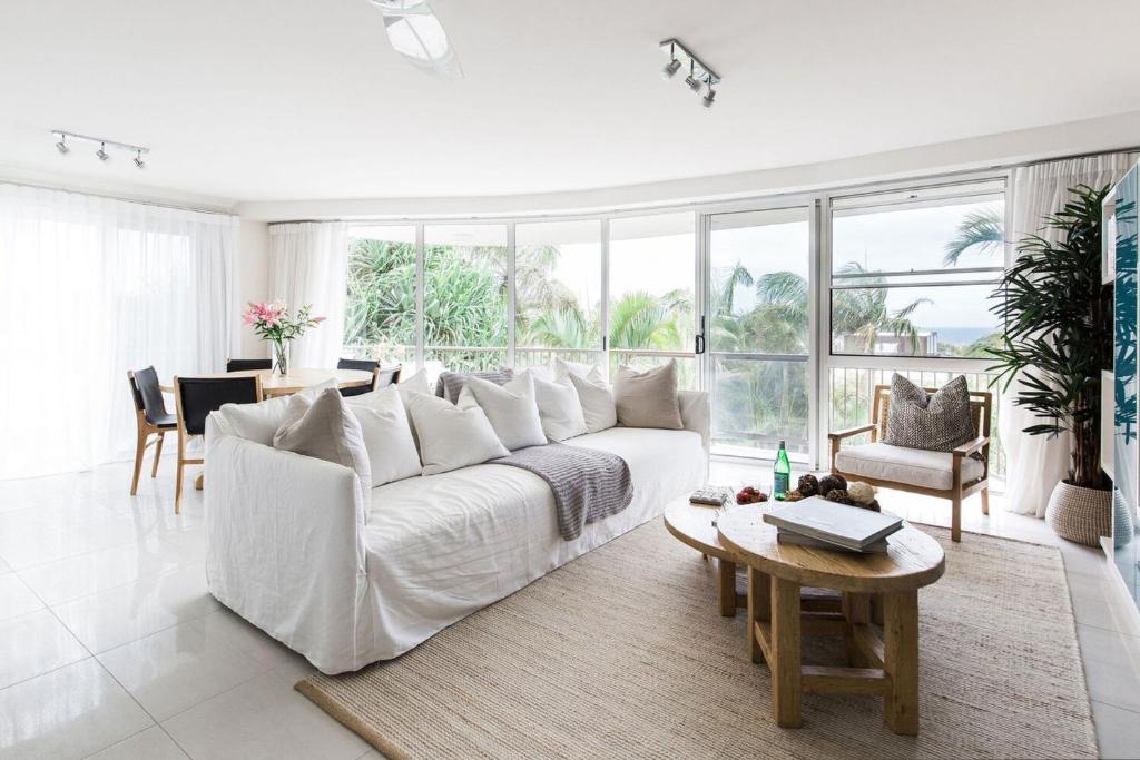 サンシャインビーチにあるSunshine Retreat offers Ocean Views and styleの白いリビングルーム(白いソファ、テーブル付)