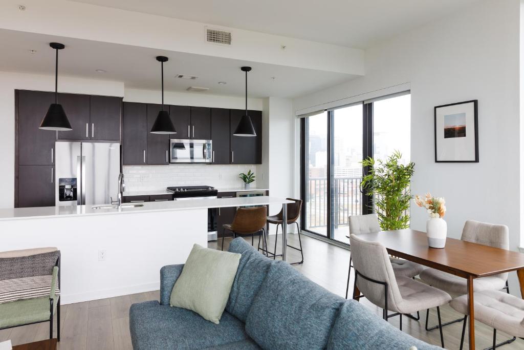 cocina y sala de estar con sofá azul y mesa en Locale Medical Center - Houston, en Houston