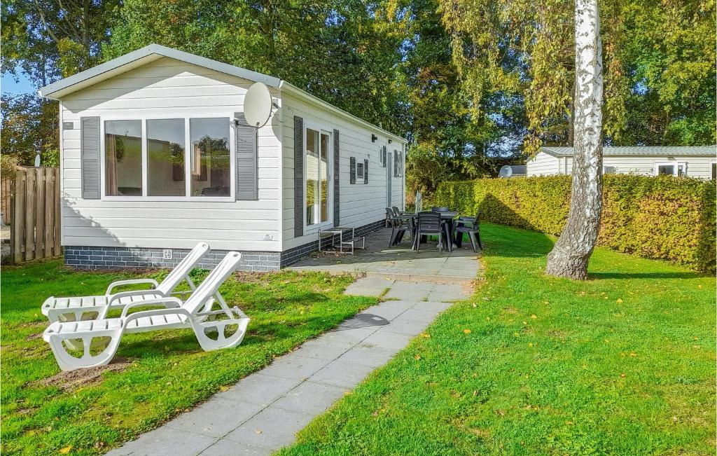 Κήπος έξω από το Nice Home In Heinkenszand With Wifi