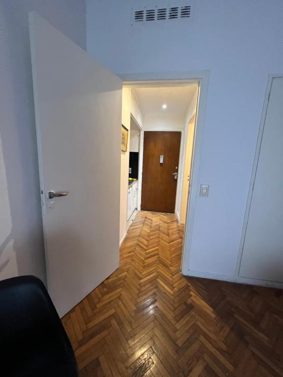 Habitación con pasillo, suelo de madera y puerta. en Departamento en Recoleta, Buenos Aires en Buenos Aires