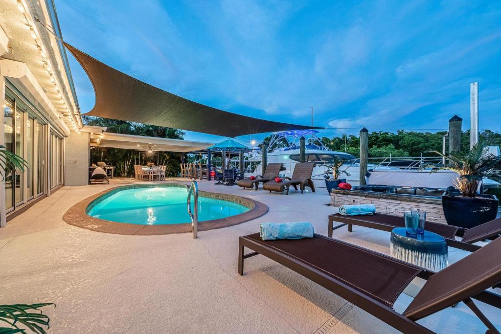 Roelens VacationsVilla Treasure CoveWaterfront, Heated Pool, Hot Tub