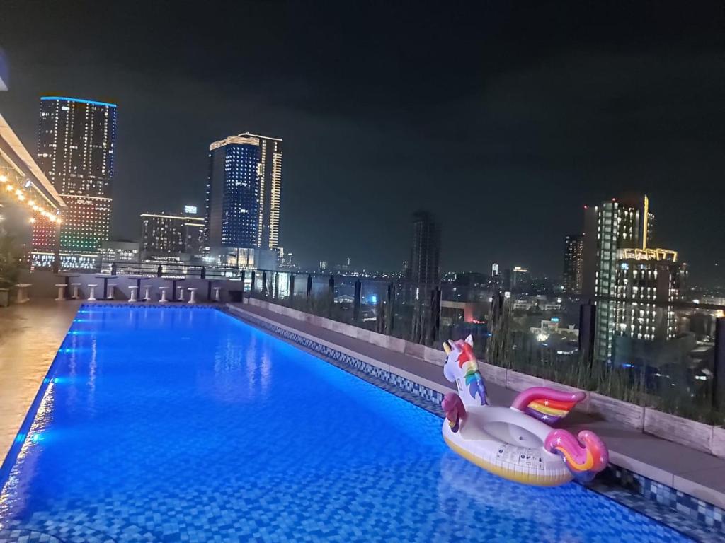 Surabaya River View Hotel内部或周边的泳池
