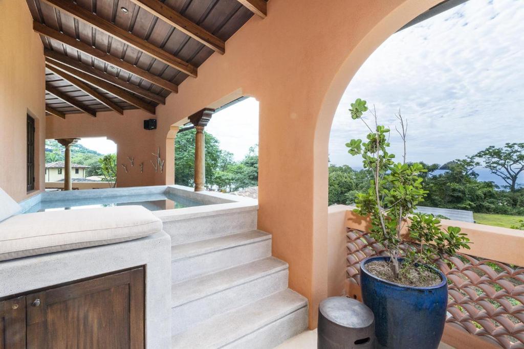 - un spa extérieur avec un bassin profond dans une maison dans l'établissement Plaza del Mercado 20 at Las Catalinas, à Playa Danta