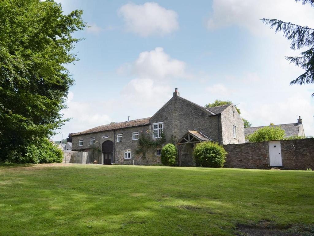 an old stone house with a large yard at The Granary in Eggleston