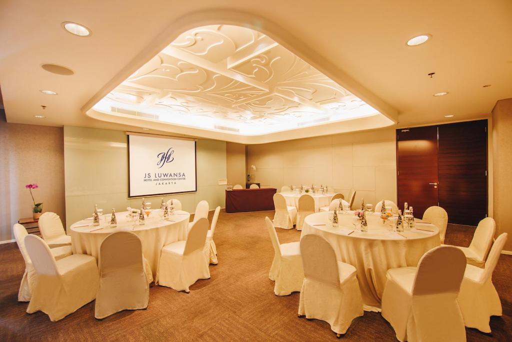 Kawasan bisnes dan/atau bilik persidangan di JS Luwansa Hotel & Convention Center