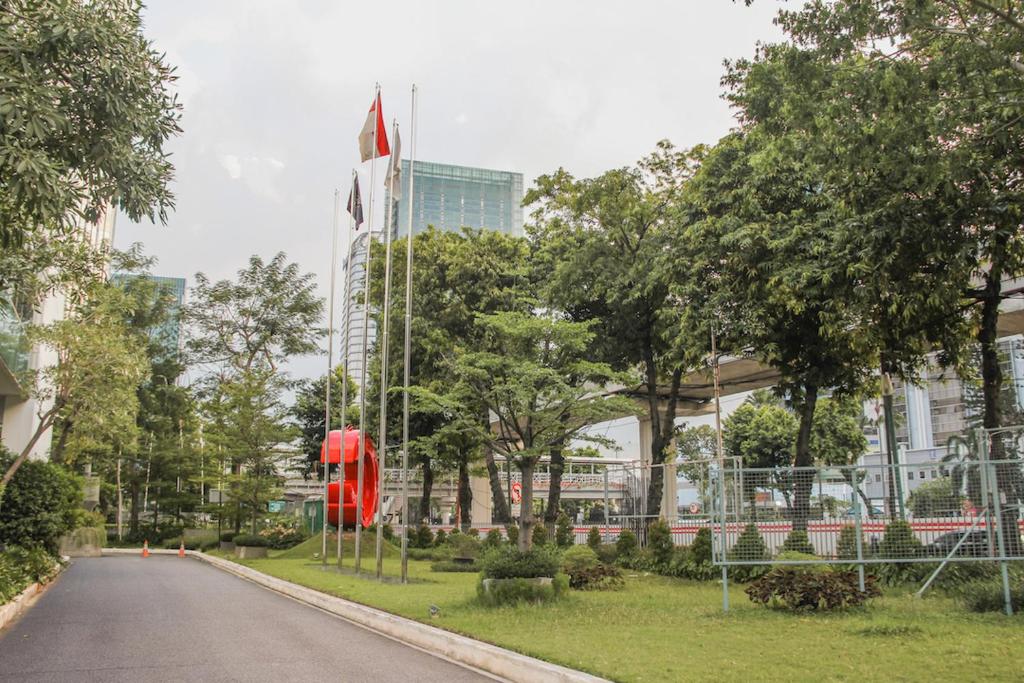 Taman di luar JS Luwansa Hotel & Convention Center