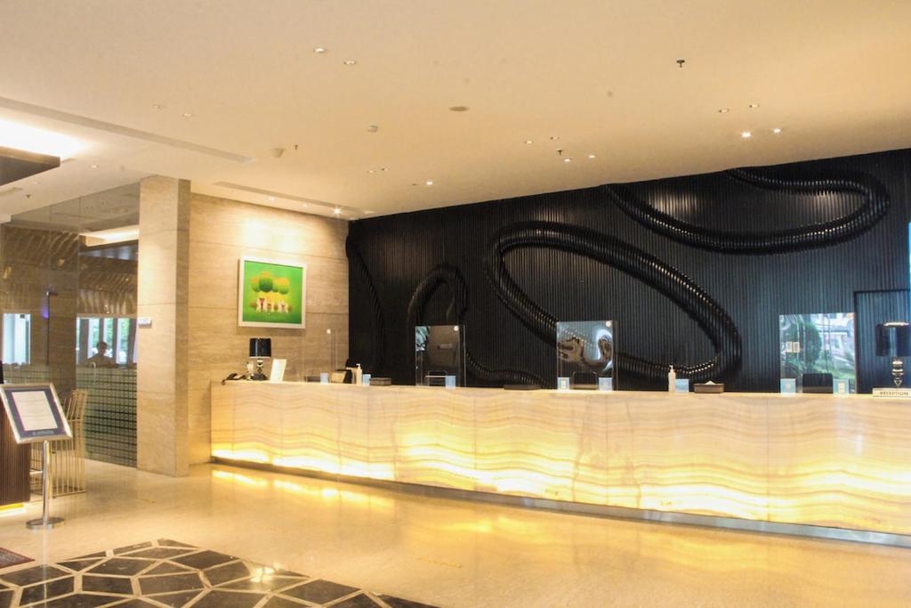 Lobi atau kawasan kaunter penerimaan di JS Luwansa Hotel & Convention Center