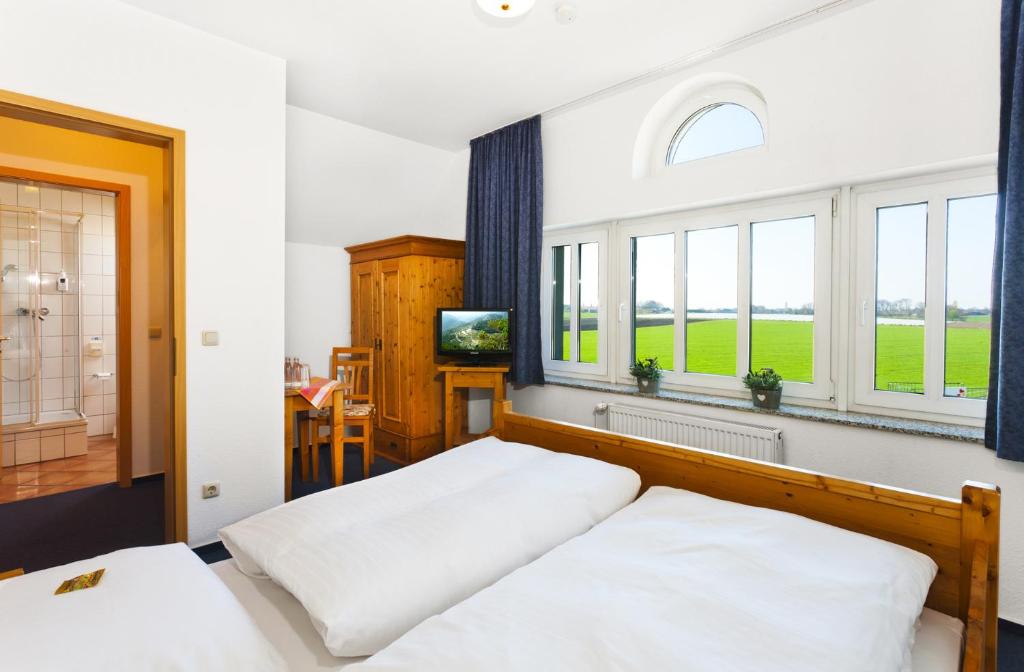 1 dormitorio con 2 camas y ventana en Hotel Alter Giebel, en Bottrop-Kirchhellen