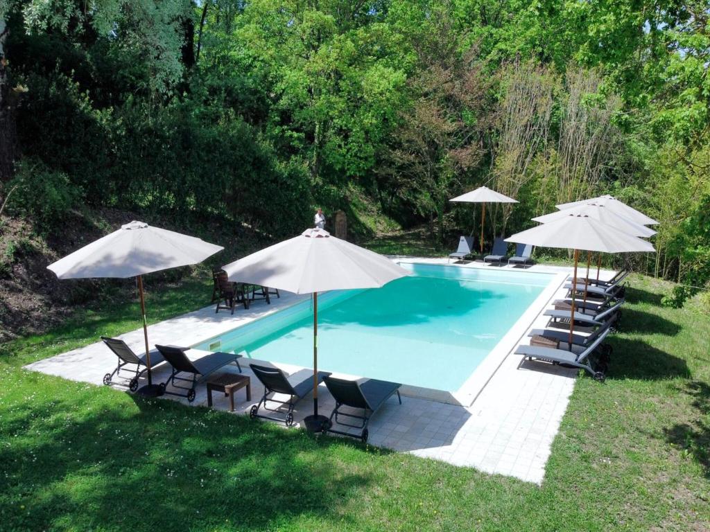 Basen w obiekcie Holiday house in Montecastelli with garden lub w pobliżu