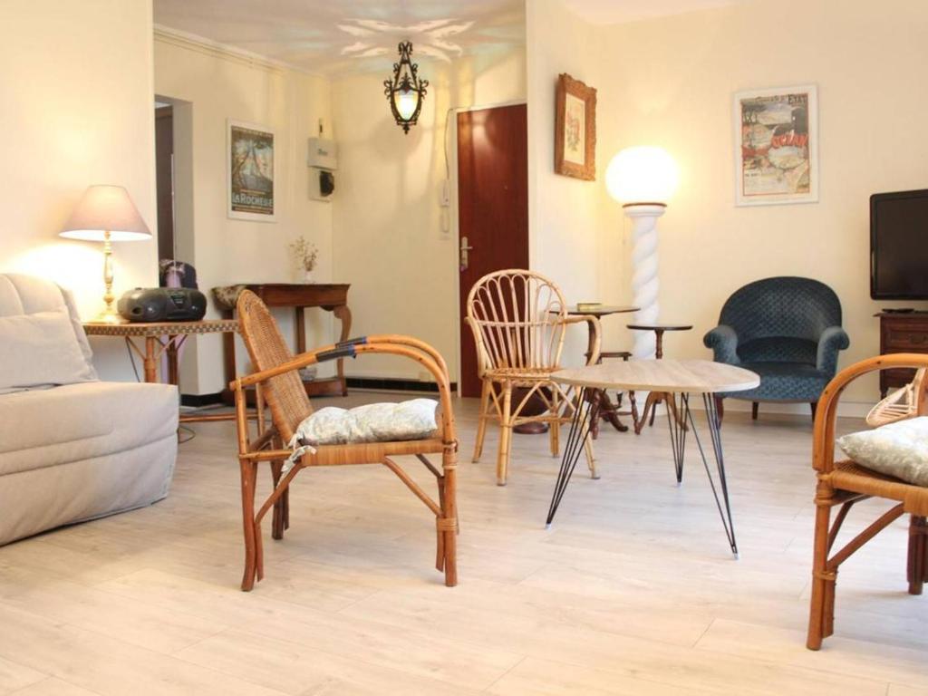 - un salon avec des chaises, une table et un canapé dans l'établissement Appartement La Rochelle, 2 pièces, 4 personnes - FR-1-246-301, à La Rochelle