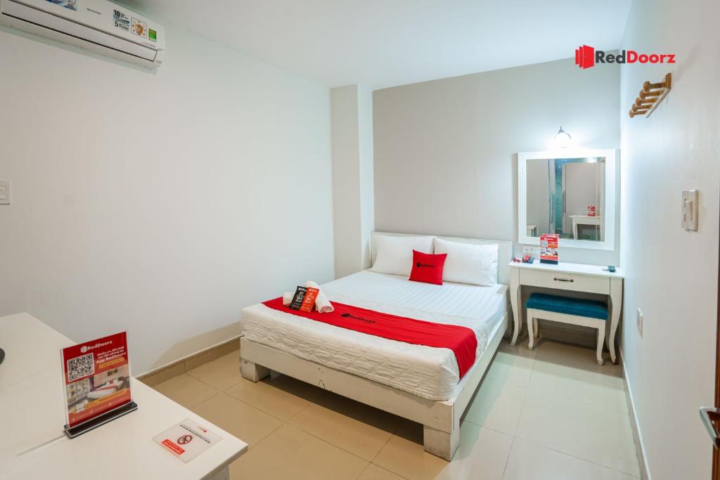 RedDoorz near Tan Dinh Market 3