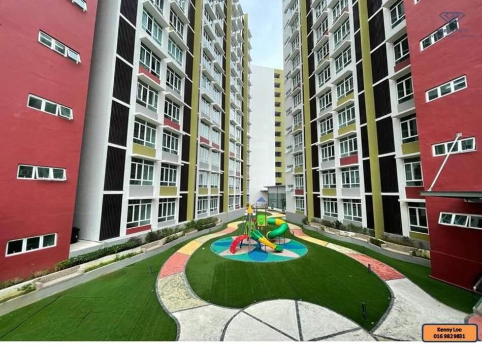 un parque infantil en un complejo de apartamentos con edificios altos en Mahkota Valley Suite Apartment Indera Mahkota Kuantan en Kuantan