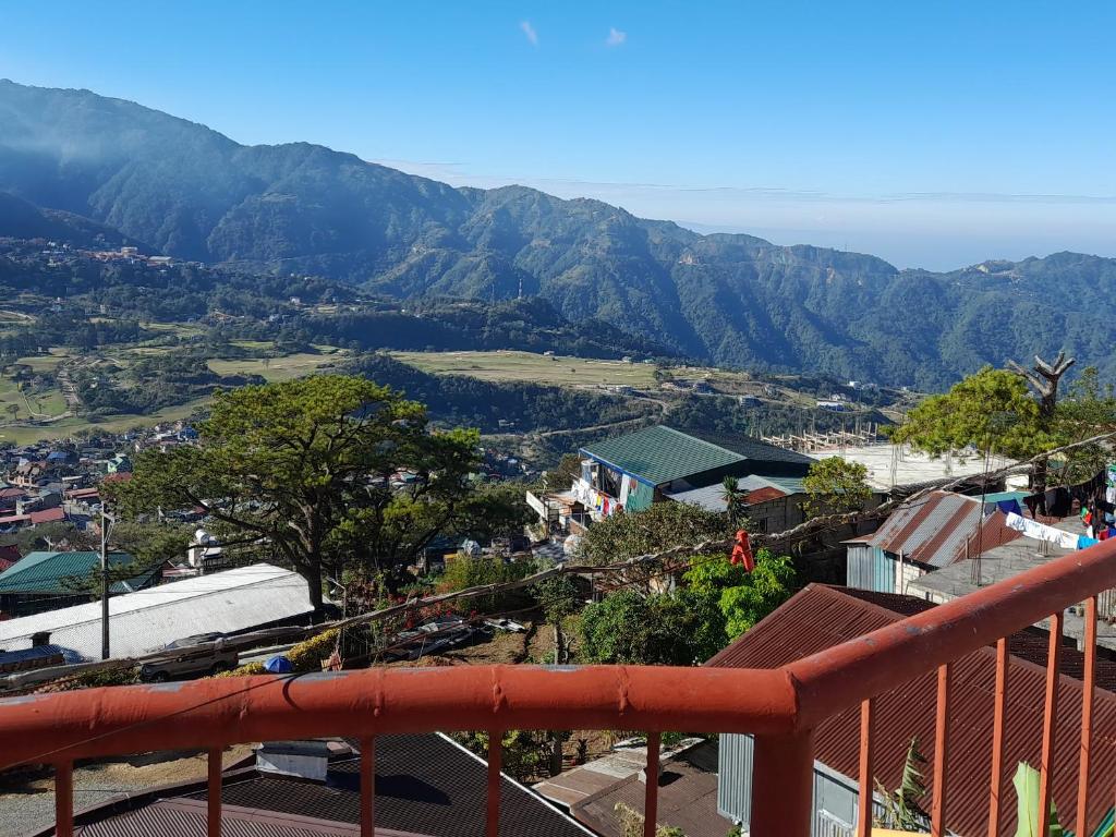 una vista di una città con le montagne sullo sfondo di CJ Transient house a Baguio