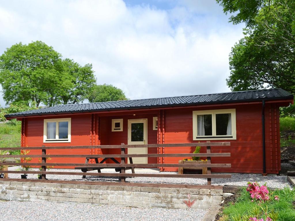 BanavieにあるCruachan Log Cabinの赤い小屋
