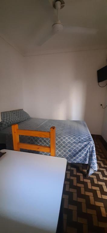1 dormitorio con 1 cama con edredón azul en Hostal Summer Mayo MDP en Mar del Plata