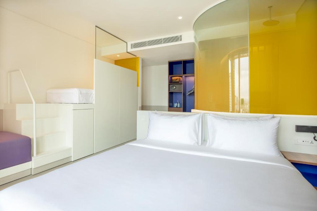 Postel nebo postele na pokoji v ubytování Wink Hotel Danang Centre - 24hrs Lifestyle Stay