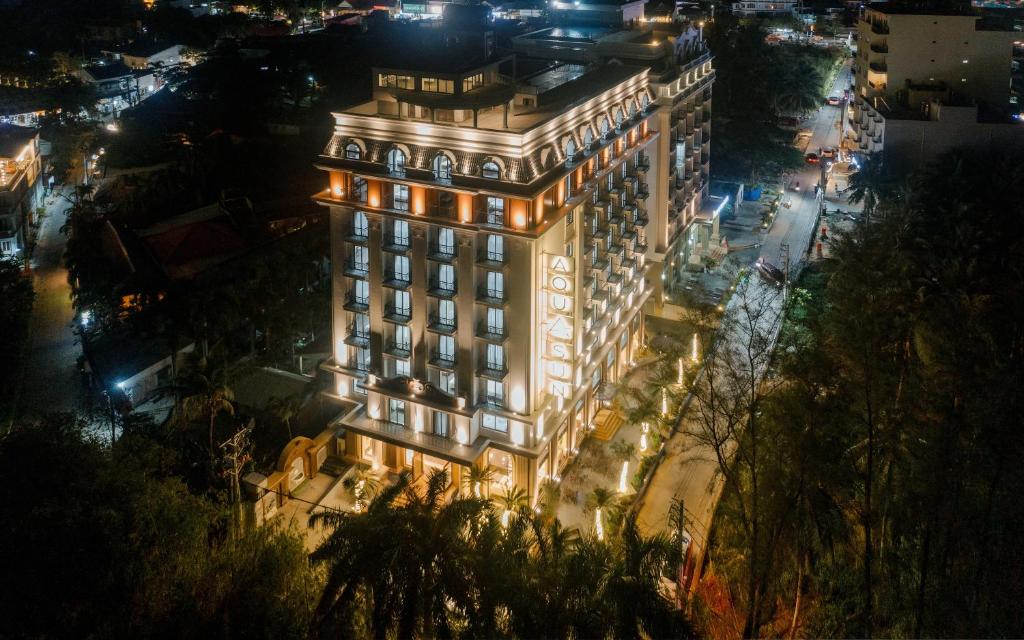 富國的住宿－Aquasun Hotel Phu Quoc，一座在晚上有灯的大建筑