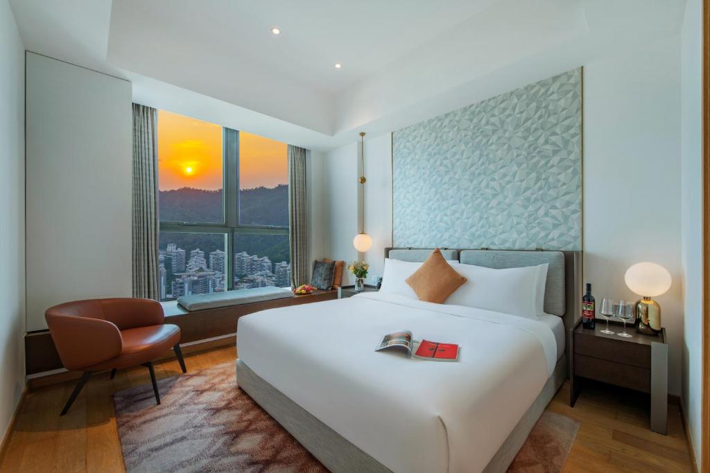 Postel nebo postele na pokoji v ubytování Grade Hotel Shenzhen Shekou Sea World