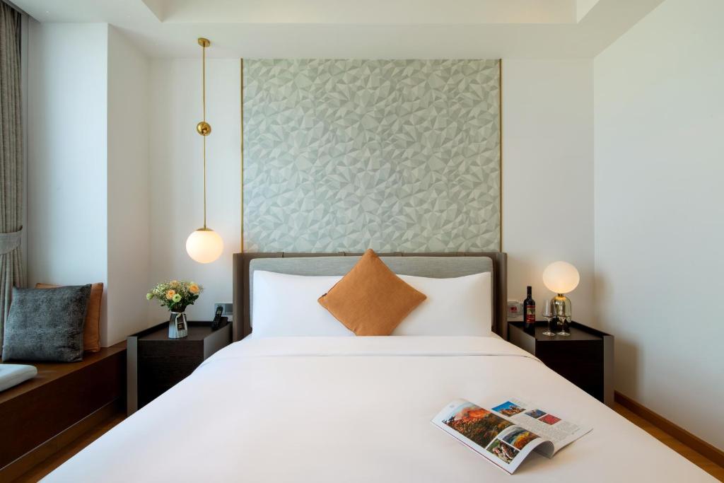 Postel nebo postele na pokoji v ubytování Grade Hotel Shenzhen Shekou Sea World