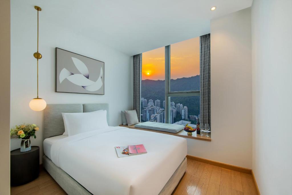 Postel nebo postele na pokoji v ubytování Grade Hotel Shenzhen Shekou Sea World