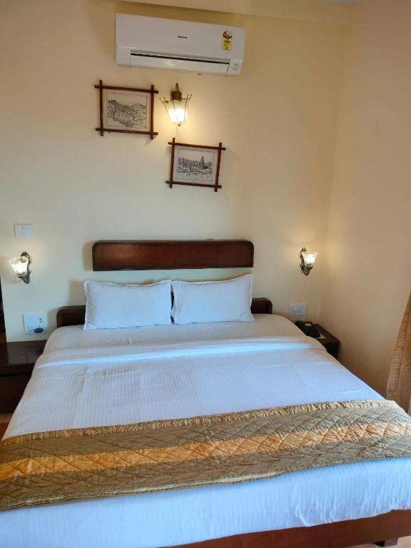 Postel nebo postele na pokoji v ubytování The Dhanhills - a valley view hotel in panchgani