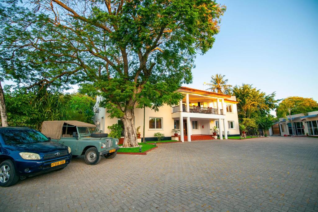 um camião azul estacionado em frente a uma casa em Dafina Residence em Dar es Salaam